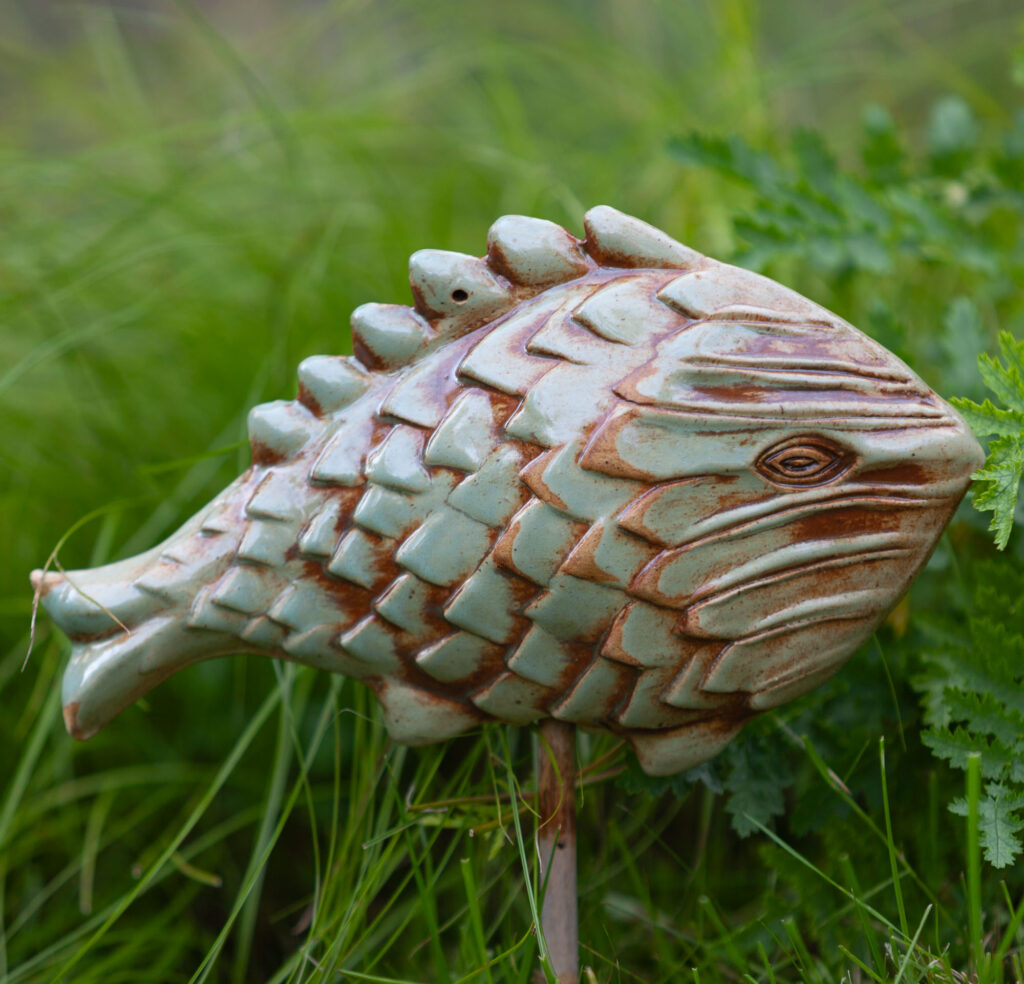 mrazuvzdorná keramická Rybka na tyčku - střední - Veselá zahrada